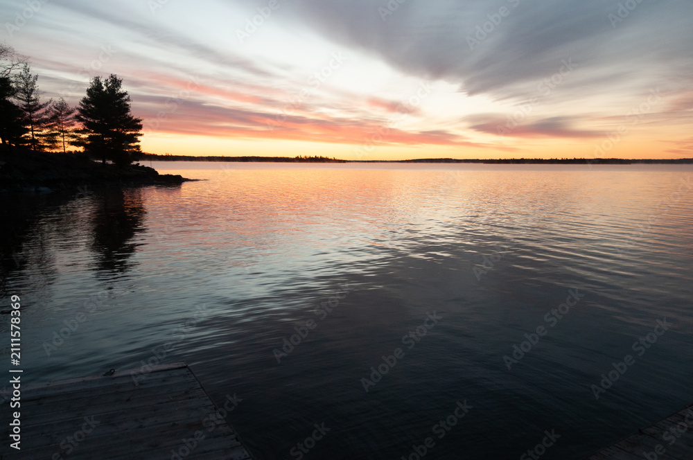 Obraz premium Stunning autumn sunrise over the big Rideau Lake in Ontario Canada