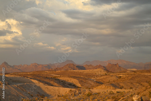 Obraz na płótnie Serene Desert Landscape and Dramatic Cloudscape