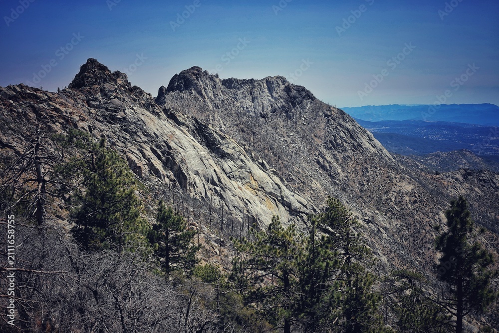 Obraz premium Rugged Granite Rock Faces and Craggy Peaks of Mount San Jacinto