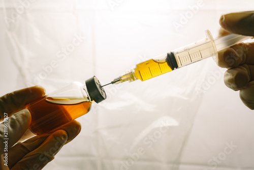 Canvastavla Close-up of a healthcare professional drawing medication from a vial into a syringe using sterile technique