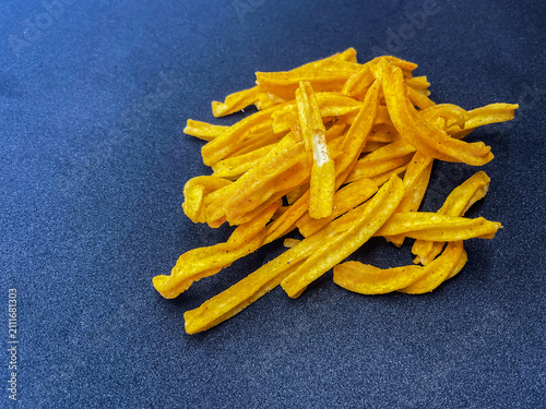 Foto A pile of crispy, golden-yellow Punjabi Tadka Namkeen and seasoned soya sticks, a popular traditional Indian tea-time savory snack