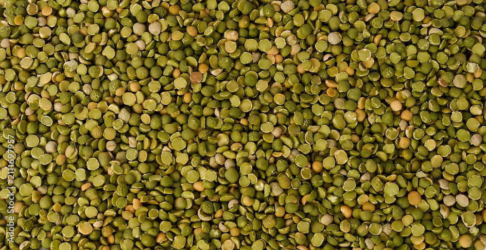 Obraz premium Detailed macro texture of dried split green peas filling the frame 