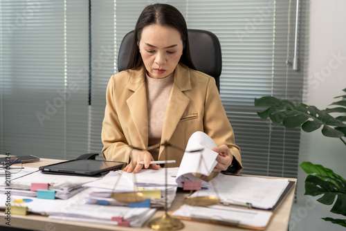 Fotografía Focused professional woman reviews documents at desk