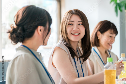 Konstfotografi Businesswomen having lunch in the company cafeteria/break room