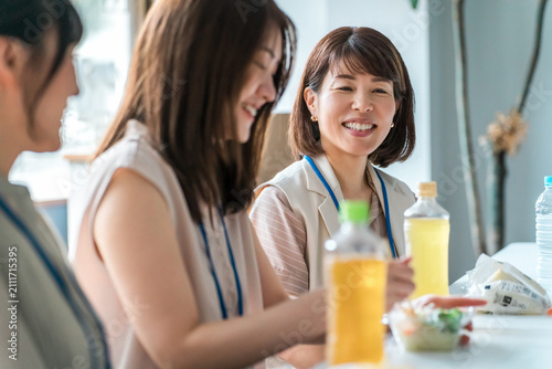фотографія Businesswomen having lunch in the company cafeteria/break room