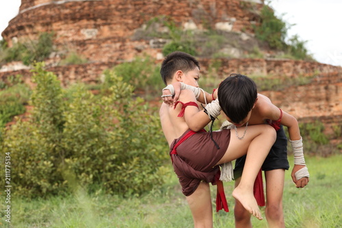 Foto Two Young Boys Practicing Traditional Muay Thai Boxing Near Ancient Temple Ruins