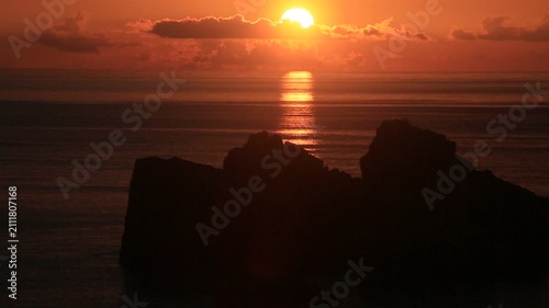 奄美大島の夏の夕日 黄金色に染まる海とリーフの海岸風景