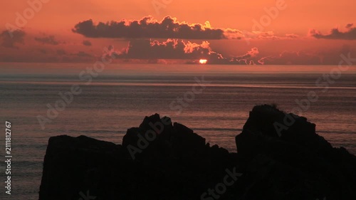 奄美大島の夏の夕日 黄金色に染まる海とリーフの海岸風景