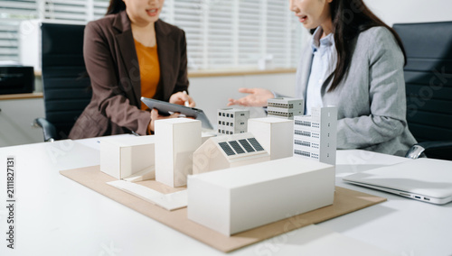 Obraz na plátně Real estate broker agent presenting and consult to customer to decision making s