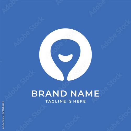 Foto Friendly padel branding featuring a smiling racket, expressing happiness, fun, and an enjoyable playing experience