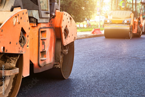 Tableau sur toile Paving Asphalt Concrete on an Urban Street During a Busy Construction Project