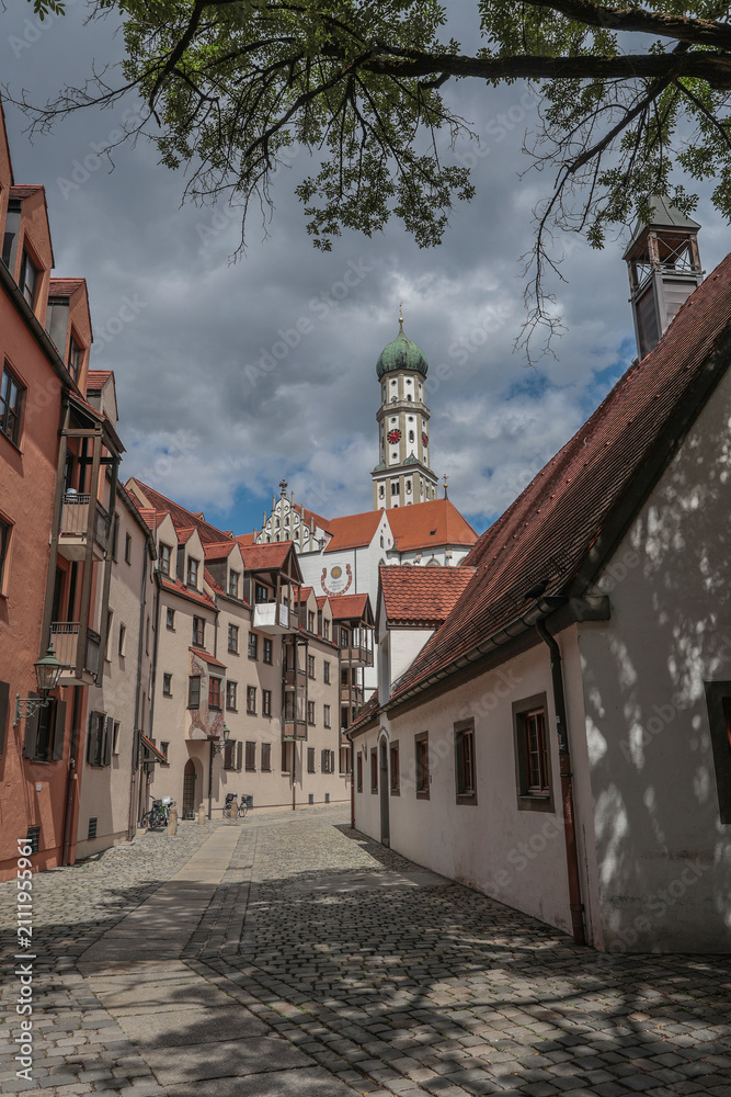Obraz premium Augsburg, Stadtbummel durch das historische Ulrichsviertel in der Altstadt mit Blick auf die päpstliche Basilika St. Ulrich der romantischen Schwabenstadt am Lech. Schwaben, Bayern, Deutschland.