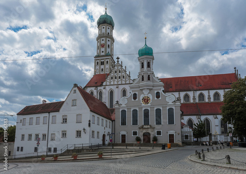 Obraz na płótnie Augsburg, Stadtbummel durch das historische Ulrichsviertel in der Altstadt mit Blick auf die päpstliche Basilika St