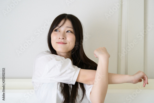 Foto ベッドでストレッチをする日本人女性