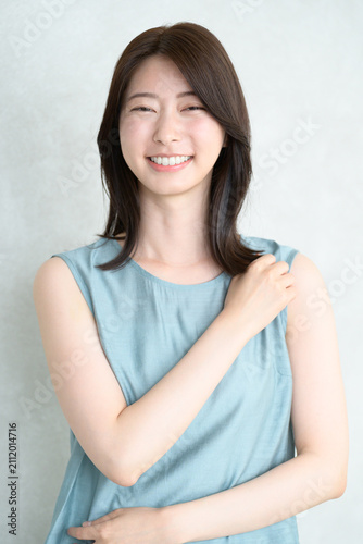 Konstfotografi 明るい部屋で微笑む日本人女性