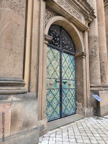 Foto Historical ornate green church doors with intricate wrought iron metal decoratio