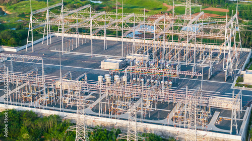 Fotografía An aerial view of an outdoor high-voltage electrical substation with metal transmission towers and power equipment