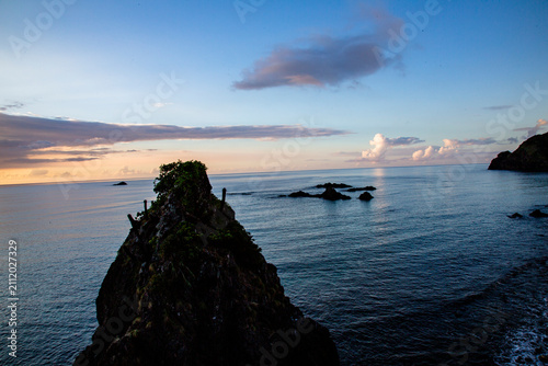 雲の隙間から光が差し込む奄美大島の夕景