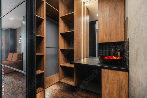 Foto Wooden open shelving unit integrated with a bathroom vanity