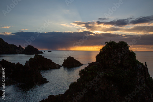 雲の隙間から光が差し込む奄美大島の夕景