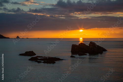 雲の隙間から光が差し込む奄美大島の夕景