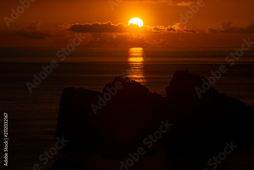 雲の隙間から光が差し込む奄美大島の夕景