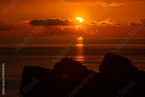 雲の隙間から光が差し込む奄美大島の夕景