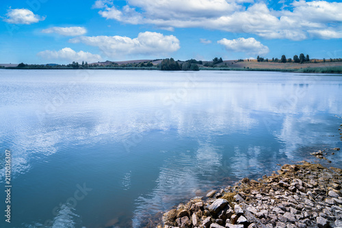 étang réserve naturelle période de sécheresse sous ciel bleu