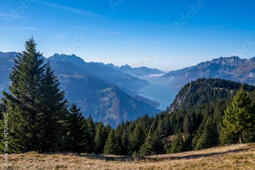 Obraz na plátne Blick auf den Walensee von Palfries im Herbst – Herbststimmung über dem See mit