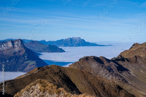 Fotografie Wanderung vom Klingenstock zum Fronalpstock im Herbst – Gratwanderung über dem N