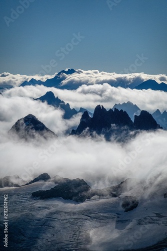 Bergspitzen im Nebel – Blick vom Titlis über die Zentralschweizer Alpen