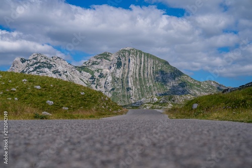 Serpentinenstrassen im Durmitor-Nationalpark – kurvige Passstrasse durch die Berge, Montenegro