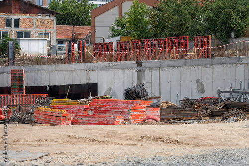 Fotografía an active construction site in its foundational stages, featuring newly poured c