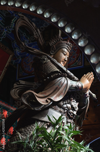 Foto Captured in profile as the gazes rightward, the magnificent sculpture of Skanda Bodhisattva (Wei Tuo) stands as a revered Dharma protector at the historic Luohan Temple in Chongqing, China