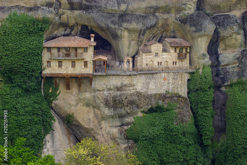 Foto The Holy Monastery of Great Meteoron, built into the cliffs of Meteora, Greece, is a testament to human ingenuity and faith
