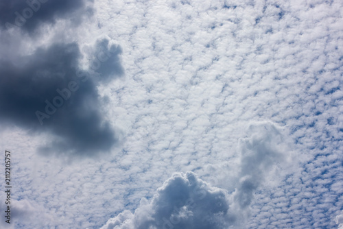 Foto Multi-layered sky with altocumulus and cumulus clouds — dramatic cloudscape, sum