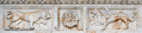 Tableau sur toile Lucca - The detail of relief over the side (lions) potal of church Chiesa di Santa Maria Fortisportam by local workroom from 12