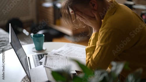 Canvastavla Stressed woman having financial problems with paying bills.