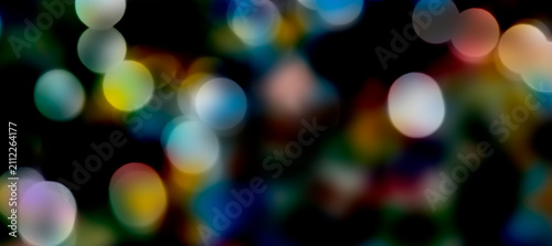 Blendenflecke vor dunklem Bokeh-Hintergrund