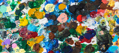 Bunte Farbkleckse auf der Palette eines Kunstmalers