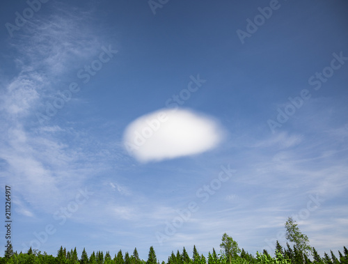 Einzelne Lenticularis-wolke vor blauem Himmel