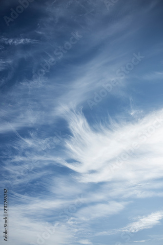 Cyrruswolken vor blauem Himmel