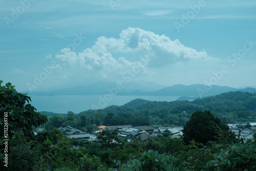 Fotografie 夏空に浮かぶ積乱雲と緑豊かな山村・海を見下ろすノスタルジックな風景