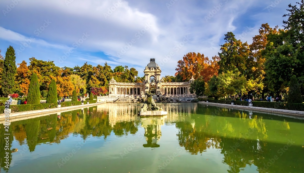 Obraz premium Autumn reflection of historic estate with pond and bridge.