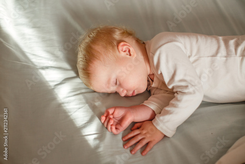 Cuadro en lienzo Baby sleeps on soft bed in morning light