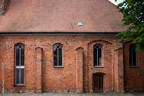 Foto Historic brick side facade of the Heilig-Geist Church in Wittstock, Germany