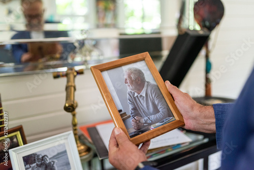 Foto Cherished memories in framed photographs.