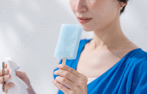 アイスを食べる女性
