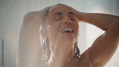Konstfotografi Wet hair rinsing under shower spray
