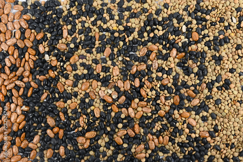 Konstfotografi Black and pinto and lentil beans scattered across the frame with no white space